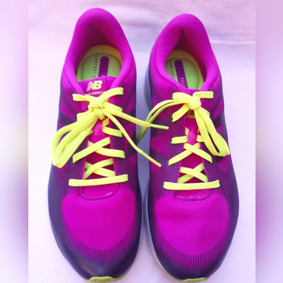 NIB (New In Box) Pair of Womens New Balance Sneakers - US Size 8 - Picture 2 of 8